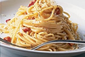 Spaghettis à la carbonara thermomix Ingrédients ( 8 Personnes ) - 400 g de spaghettis - 100 g de parmesan en morceaux - 150 g de lardons - 1 CS d'huile d'olive - 3 oeufs - 100 g de crème fraîche liquide - 1 pincée de noix de muscade - 1 pincée de poivre Préparation Faire cuire les pâtes dans une casserole selon l'indication du paquet. Pendant ce temps, mettre le parmesan dans le bol. Mixer 12 secondes VIT Turbo. Réserver dans un récipient. Mettre les lardons et l'huile d'olive dans le bol. Régler 5 min à température Varoma VIT 1. A l'arrêt de la minuterie, ajouter les lardons aux spaghettis égouttés et remis dans la casserole. Rincer le bol à l'eau froide. Mettre les oeufs, la crème fraîche, la noix de muscade et le poivre dans le bol. Régler 10 secondes VIT 4. Ajouter cette préparation aux pâtes, laisser prendre 2 min à petit feu et les mélanger délicatement. Servir aussitôt avec le parmesan.
