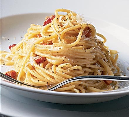 Spaghettis à la carbonara thermomix Ingrédients ( 8 Personnes ) - 400 g de spaghettis - 100 g de parmesan en morceaux - 150 g de lardons - 1 CS d'huile d'olive - 3 oeufs - 100 g de crème fraîche liquide - 1 pincée de noix de muscade - 1 pincée de poivre Préparation Faire cuire les pâtes dans une casserole selon l'indication du paquet. Pendant ce temps, mettre le parmesan dans le bol. Mixer 12 secondes VIT Turbo. Réserver dans un récipient. Mettre les lardons et l'huile d'olive dans le bol. Régler 5 min à température Varoma VIT 1. A l'arrêt de la minuterie, ajouter les lardons aux spaghettis égouttés et remis dans la casserole. Rincer le bol à l'eau froide. Mettre les oeufs, la crème fraîche, la noix de muscade et le poivre dans le bol. Régler 10 secondes VIT 4. Ajouter cette préparation aux pâtes, laisser prendre 2 min à petit feu et les mélanger délicatement. Servir aussitôt avec le parmesan.