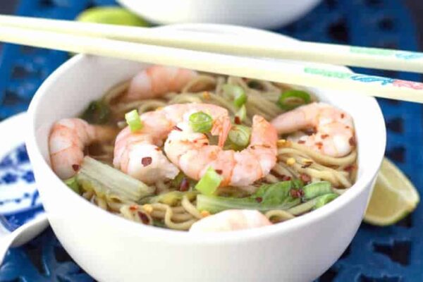 Soupe chinoise aux crevettes poulet et vermicelles