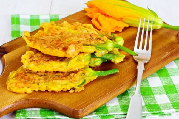 Beignets de fleurs de courgette sans oeufs au basilic, délicieux et riche en saveurs