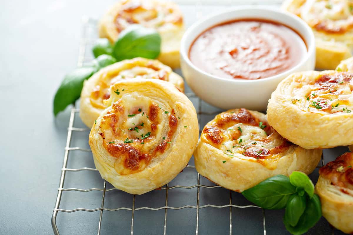 Roulés feuilletés à la mortadelle et au fromage philadelphie