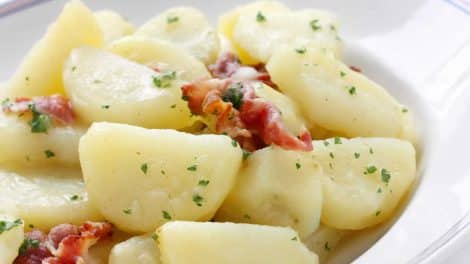 Salade de pommes de terre au bacon et vinaigrette à la moutarde