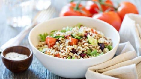 Salade légère de quinoa et légumes frais