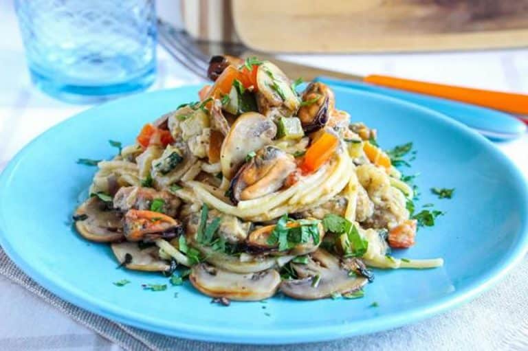 Spaghetti à la crème de champignons, légumes variés et moules
