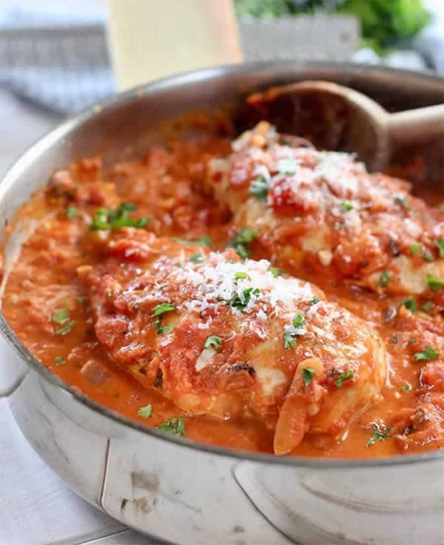 Blancs de poulet Légers à la sauce tomate et champignons