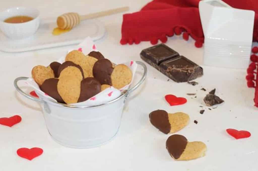 Biscuits miel et cannelle au chocolat noir pour la Saint-Valentin