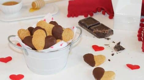 Biscuits miel et cannelle au chocolat noir pour la Saint-Valentin