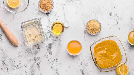 10 meilleures façons de faire de la moutarde maison : Recettes et instructions complètes
