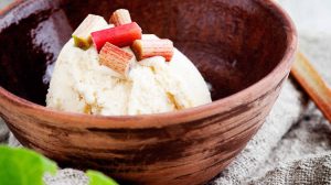 Crème glacée à la rhubarbe au Thermomix : Une recette délicieusement simple pour l'été !