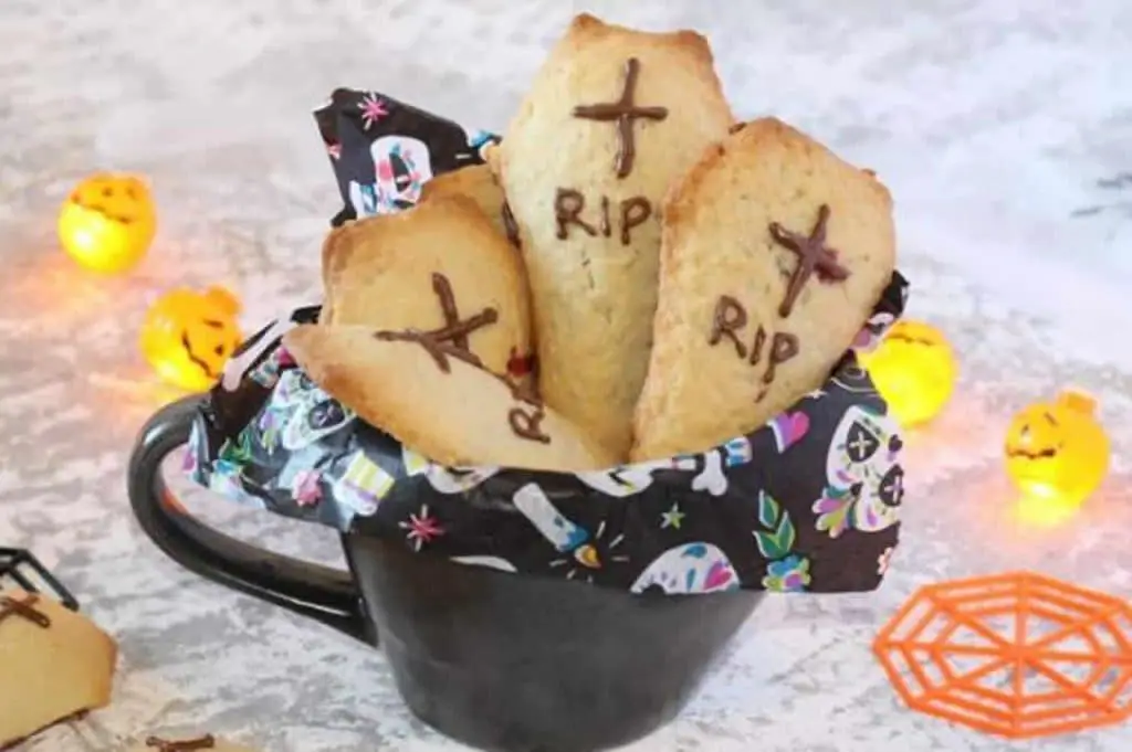 Biscuits pierres tombales fourrés à la confiture de cerise noire : Parfaits pour une fête d'Halloween