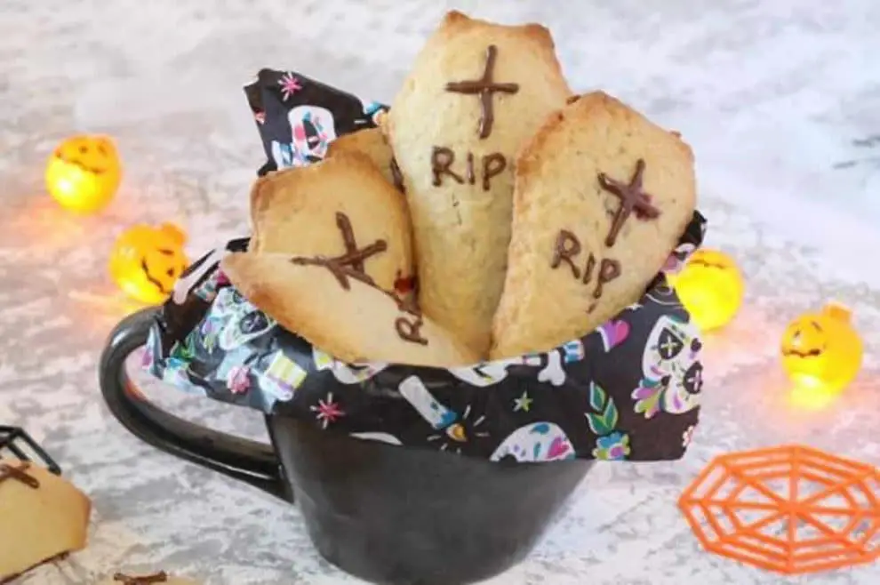 Biscuits pierres tombales fourrés à la confiture de cerise noire : Parfaits pour une fête d'Halloween