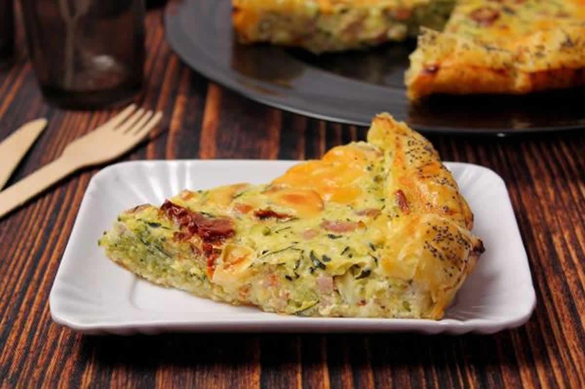 Tarte salée aux courgettes, jambon cuit et tomates séchées : Un plat unique riche et très savoureux