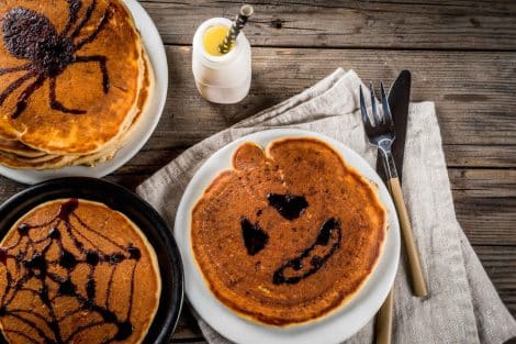 Une idée créative pour le petit-déjeuner d'Halloween : Des pancakes à la citrouille au Thermomix qui font peur !