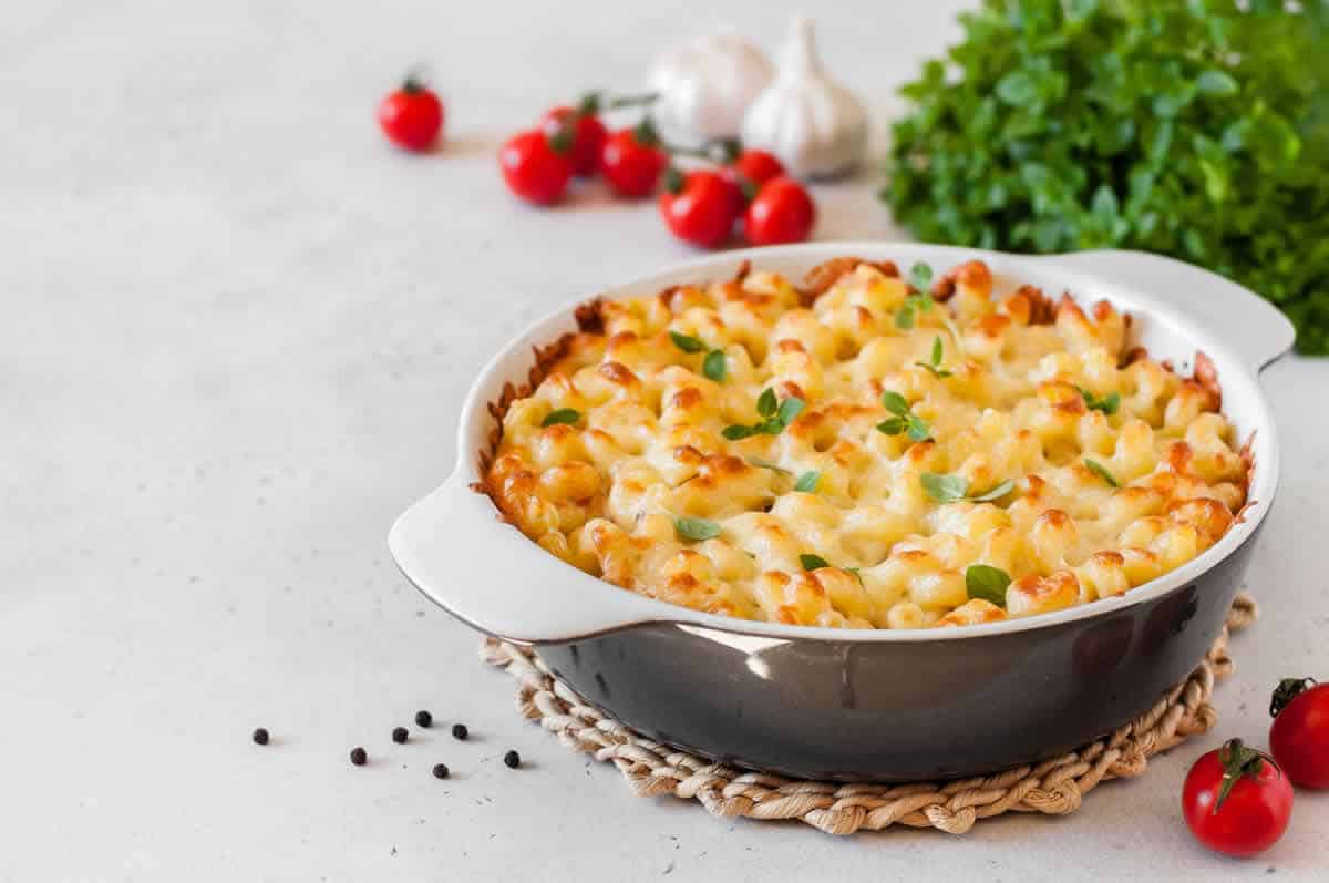 Gratin de pâtes au thon et sauce tomate : Un repas réconfortant et copieux