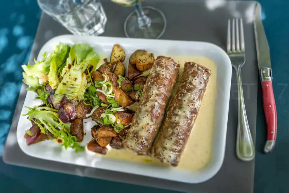 Andouillette à la sauce moutarde : Un délicieux plat traditionnel de la cuisine française