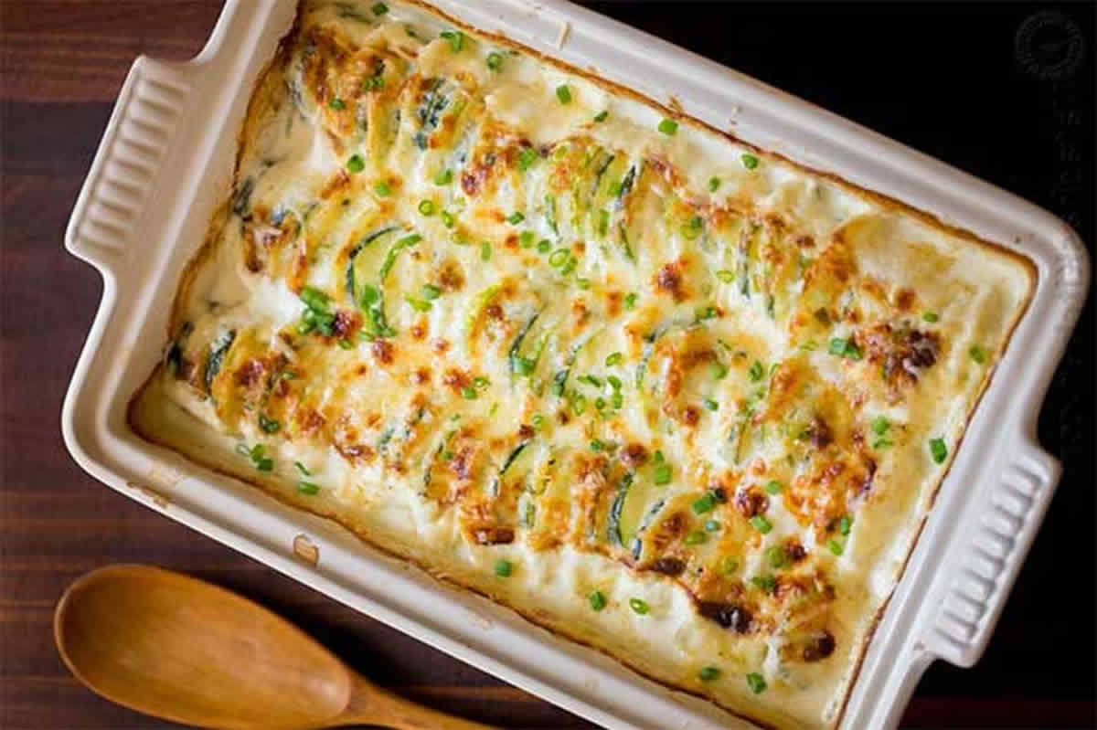 Courgettes et pommes de terre gratinées : Un plat savoureux et réconfortant