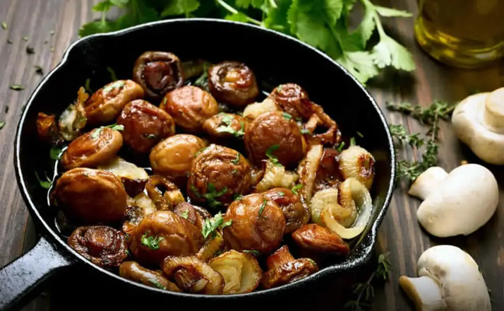 Poêlée de champignons et saucisses : Un plat copieux et très simple à préparer