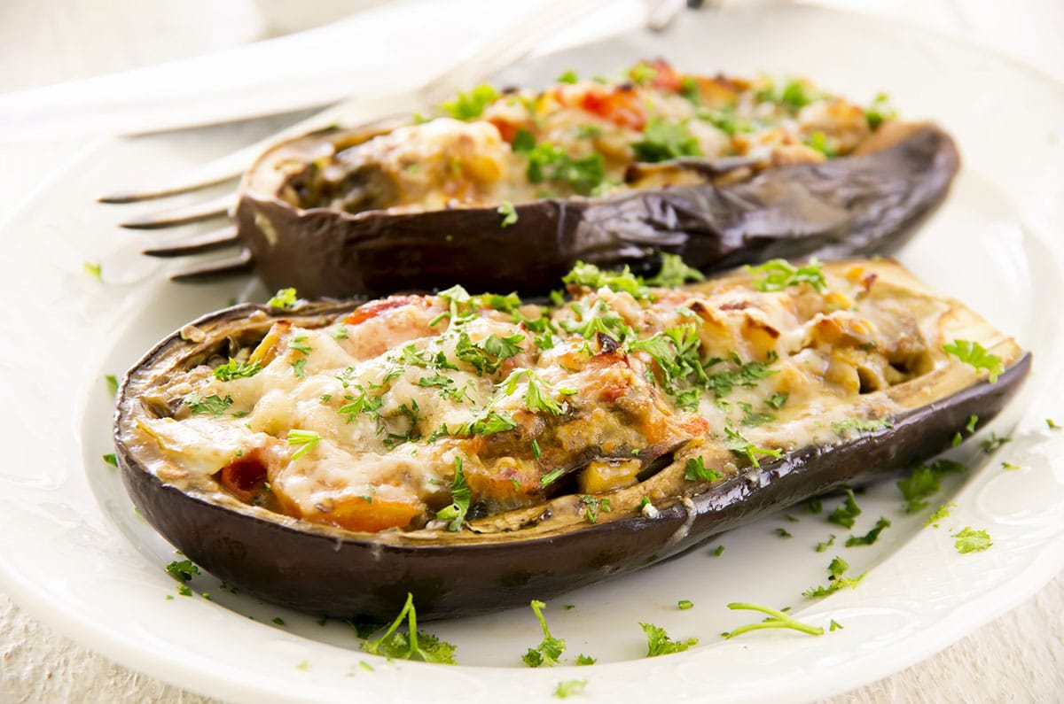 Aubergines farcies au poulet et fromage : Un plat délicieux et nutritif