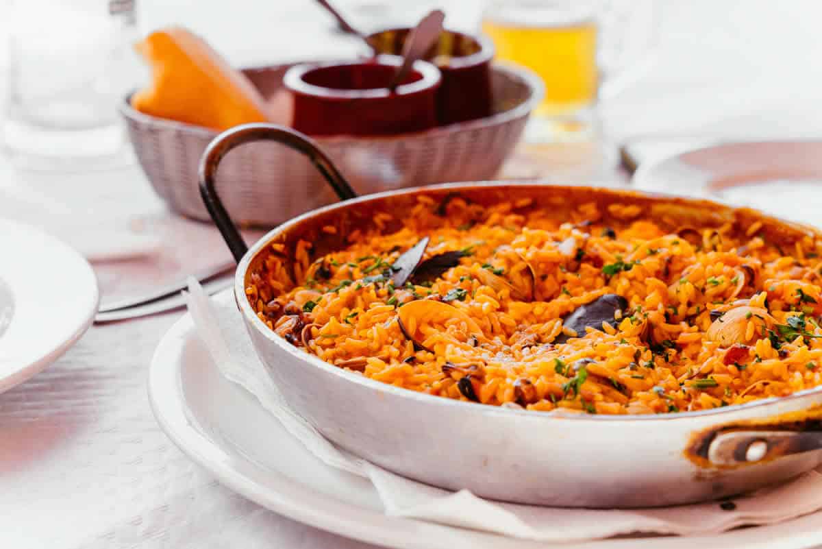 Paëlla traditionnelle espagnole : Un festin pour les sens