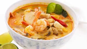 Soupe thaïlandaise aux crevettes et lait de coco : Un plat délicieux et aromatique