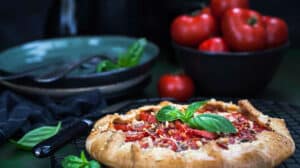 Tarte rustique aux tomates et au fromage : Un plat délicieux et facile à préparer