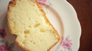 Cake moelleux au Rhum : Une gourmandise classique riche et savoureuse