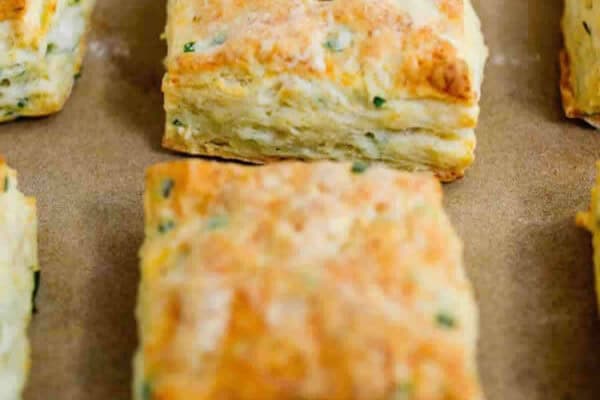 Carrés au fromage et à l'ail - Bouchées croustillantes pour l'apéritif