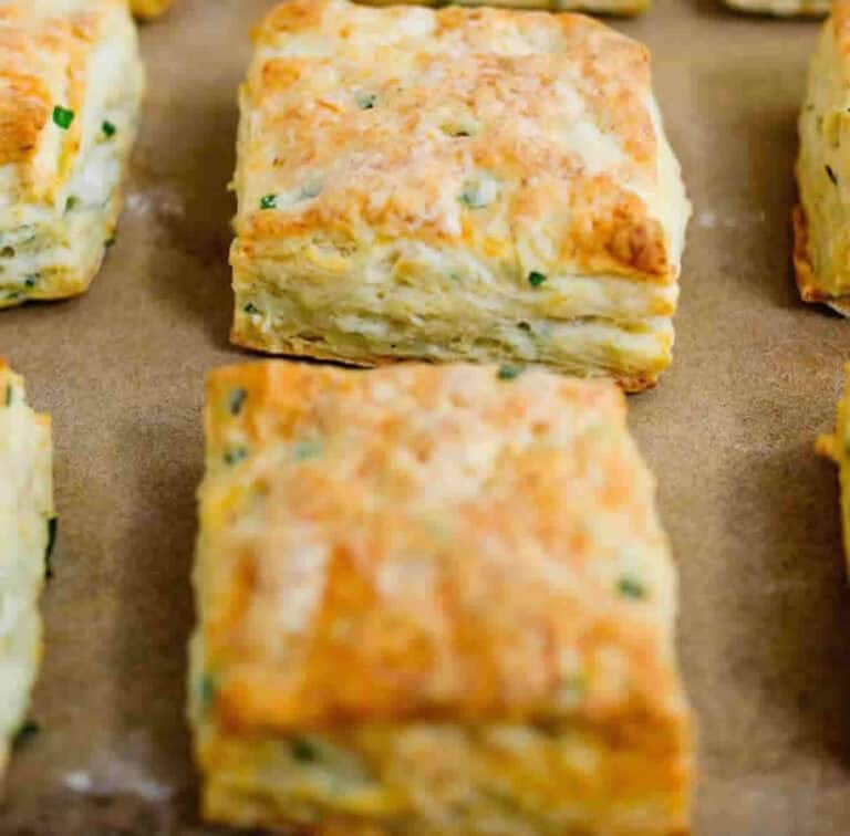 Carrés au fromage et à l'ail - Bouchées croustillantes pour l'apéritif