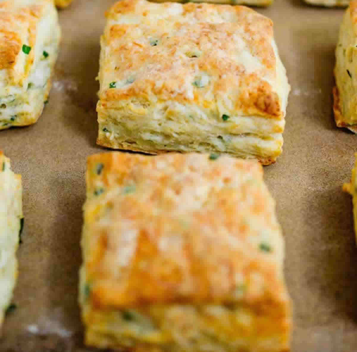 Carrés au fromage et à l'ail - Bouchées croustillantes pour l'apéritif