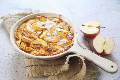Clafoutis léger aux pommes et au skyr : Un dessert doux et rafraîchissant