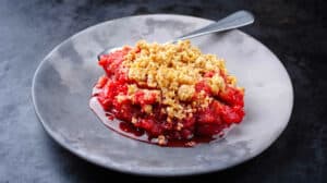 Crumble rhubarbe et framboise : Un délicieux dessert facile à réaliser