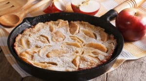Gâteau léger aux pommes à la poêle : Une merveille de simplicité et de saveur