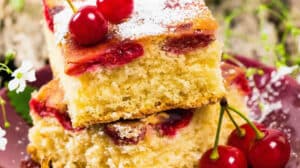 Gâteau moelleux aux cerises : Une explosion de saveurs fruitées