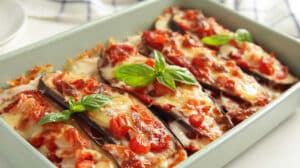 Gratin d'aubergines à la mozzarella et tomate : Un délicieux plat méditerranéen