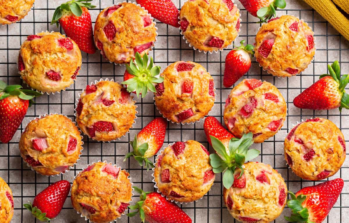 Muffins légers au yaourt et aux fraises : Moelleux et pleins de saveurs naturelles