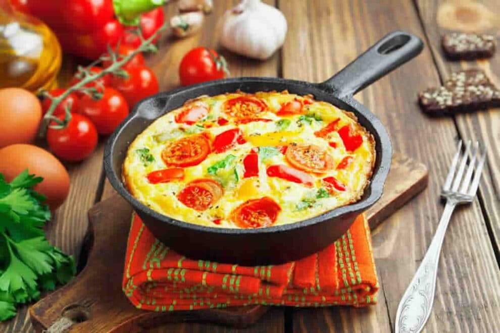 Omelette soufflée légère au four avec tomates et basilic : Facile à préparer et pleine de saveurs