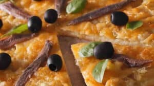Pissaladière : Une délicieuse tarte salée provençale aux oignons caramélisés