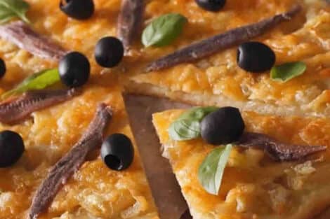 Pissaladière : Une délicieuse tarte salée provençale aux oignons caramélisés