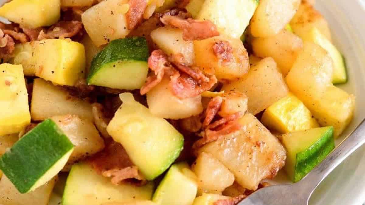 Poêlée de pommes de terre, courgette et lardons : Un plat complet et équilibré