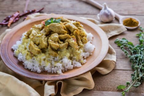 Poulet au coco et curry : Un plat exotique et savoureuse qui ravira vos papilles