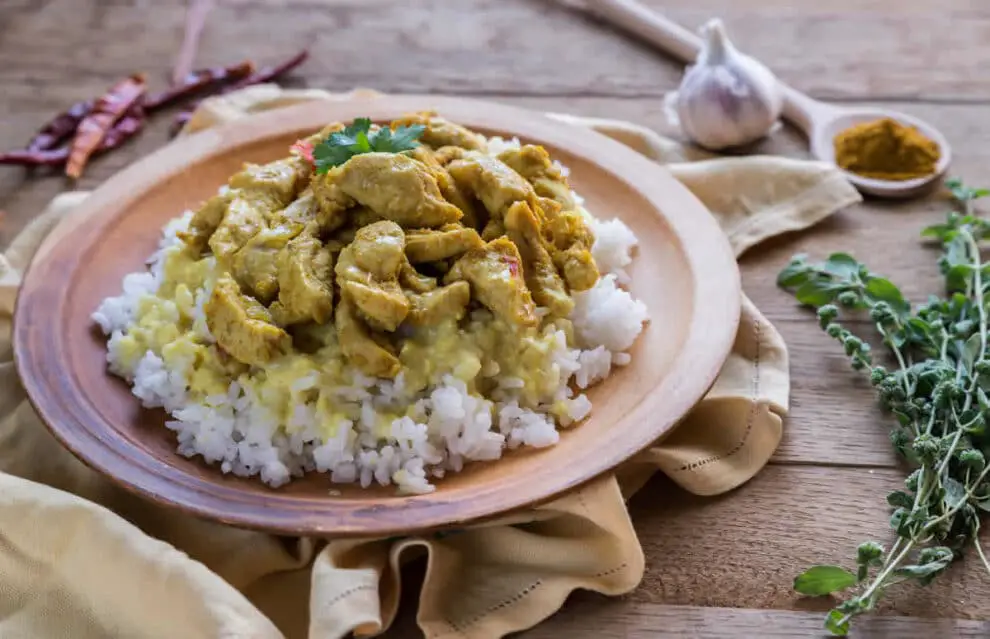 Poulet au coco et curry : Un plat exotique et savoureuse qui ravira vos papilles
