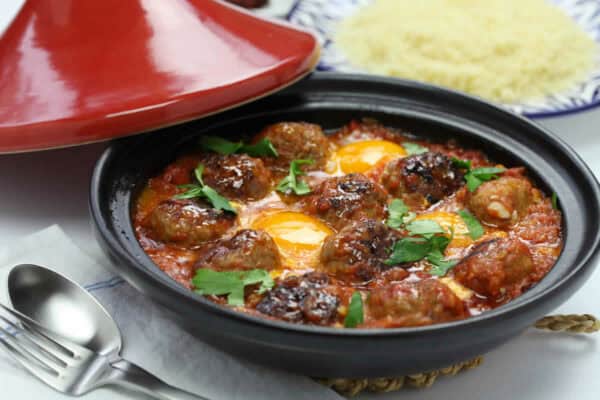 Tajine de Kefta aux œufs : Un plat traditionnel marocain savoureux et riche