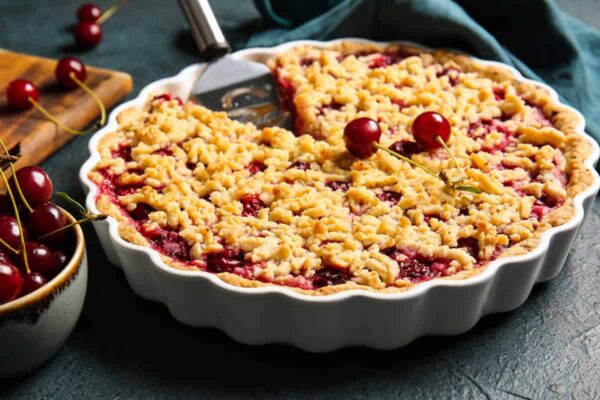 Tarte crumble aux cerises : Un dessert irrésistible et croquant