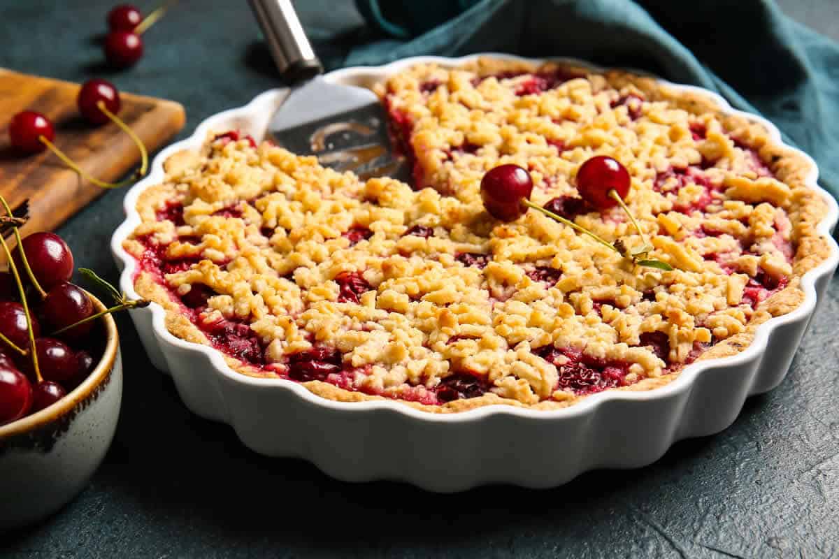 Tarte crumble aux cerises : Un dessert irrésistible et croquant