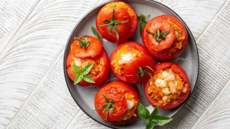 Tomates farcies au riz et aux fromages - Plat savoureux et gourmand