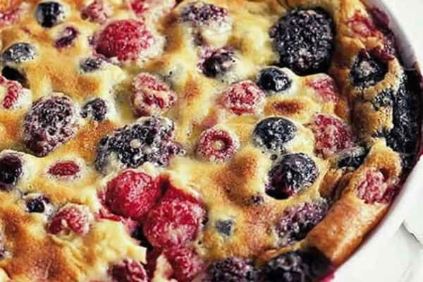 Clafoutis aux fruits rouges - Un dessert doux, crémeux et rempli de fruits