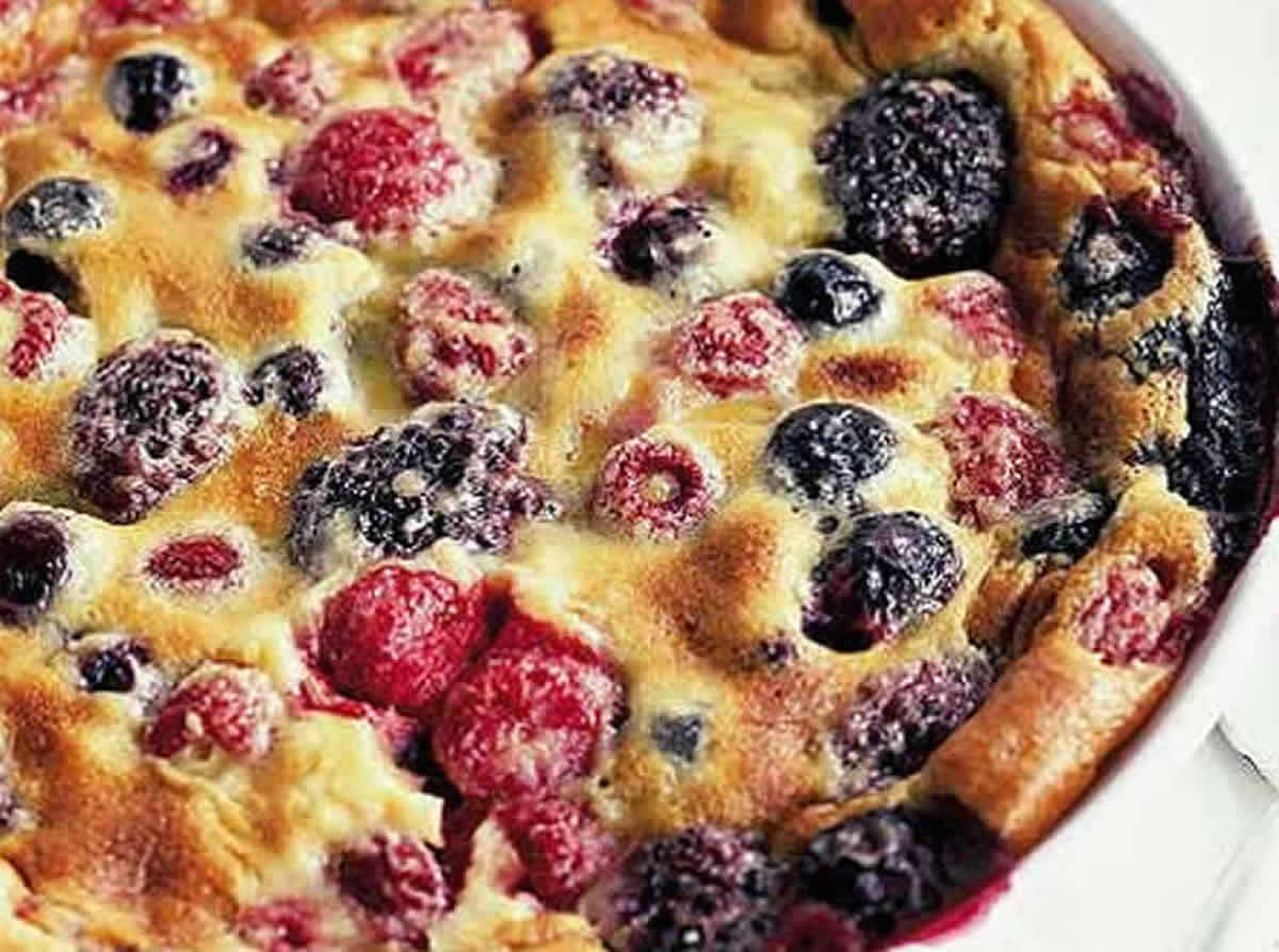 Clafoutis aux fruits rouges - Un dessert doux, crémeux et rempli de fruits