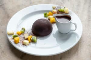 Dôme au chocolat avec son cœur croustillant praliné : Un dessert somptueux et gourmand