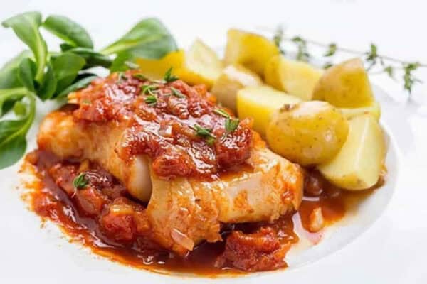 Filets de poisson à la sauce crémeuse à la tomate - Un plat délicieux et facile à préparer
