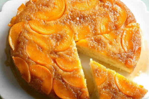 Gâteau moelleux renversé aux pêches : un dessert sublime et irrésistible